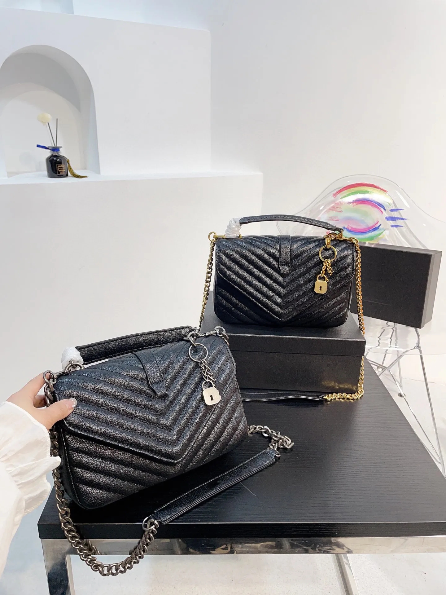 Fashion women bag V shaped check shoulder bag large capacity designer metal buckle logo flap leather Cross Body bag
Fashion women bag V shaped check shoulder bag large capacity designer metal buckle logo flap leather Cross Body bag