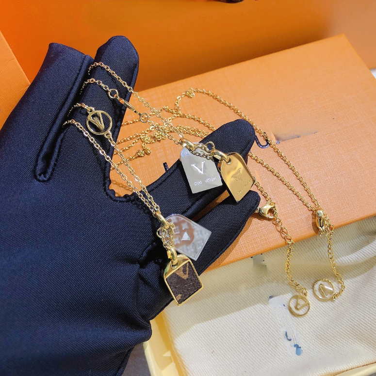 Europe America Fashion Women Design Necklaces Faux Leather 18K Gold Plated 925 Silver Plated Stainless Steel Necklaces Choker Chain Letter Pendant Jewelry X332
Europe America Fashion Women Design Necklaces Faux Leather 18K Gold Plated 925 Silver Plated Stainless Steel Necklaces Choker Chain Letter Pendant Jewelry X332
