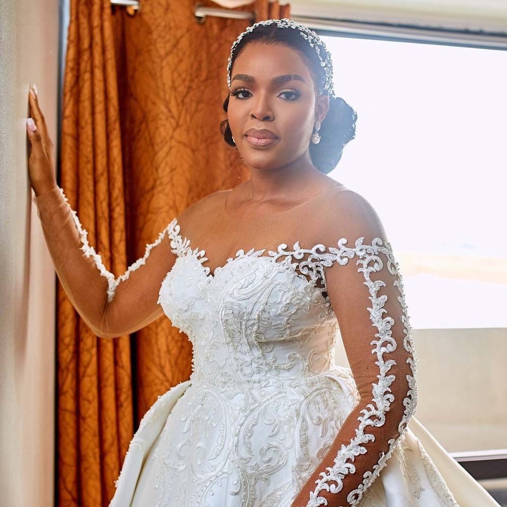 Wedding Dresses A Line Bridal Gowns Jewel Neck Illusion Lace Appliqued Long Sleeves Overskirts Cathedral Train Custom Robe De Mariee Open Back Ball Go