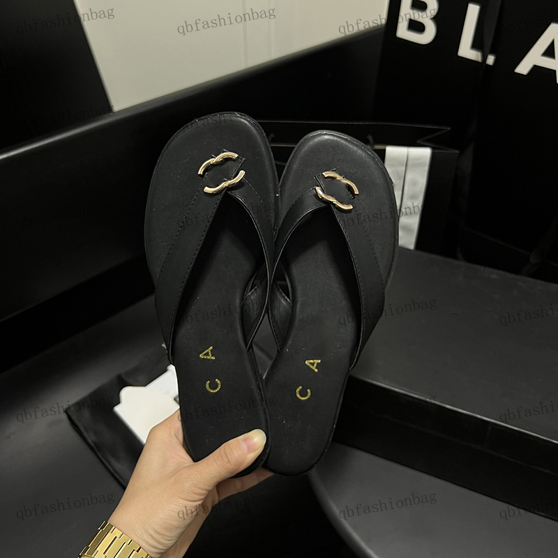 Womens Flip-flops Pure Leather Flat Sandals Round Head Hardware Metal Chain Alphabet Accessories Sun Beach Shoes Swimming Pool Beach Shoes Black White Designer, Box
Womens Flip-flops Pure Leather Flat Sandals Round Head Hardware Metal Chain Alphabet Accessories Sun Beach Shoes Swimming Pool Beach Shoes Black White Designer, Box