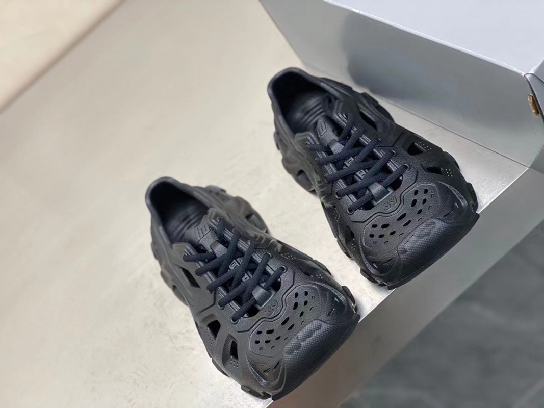 Paris fashion runway looks man sandal strap outside the sand by the sea through comfortable and high quality, Black
Paris fashion runway looks man sandal strap outside the sand by the sea through comfortable and high quality, Black