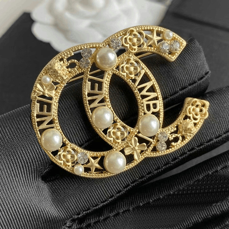 Brand Designer Brooches Fashion Man And Women Brooch Letter King Sweater Coat Accessories Luxury Brooch Party Wedding Brooches Pin Mixed Style
Brand Designer Brooches Fashion Man And Women Brooch Letter King Sweater Coat Accessories Luxury Brooch Party Wedding Brooches Pin Mixed Style