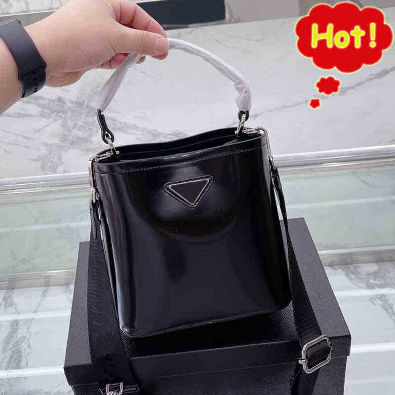 Prads totes designer handbag women bag Handbags Prade the Tote bags Luxuries designers womens crossbody Handbag Shoulder 7A high quality purses wallet BWR5, Black
Prads totes designer handbag women bag Handbags Prade the Tote bags Luxuries designers womens crossbody Handbag Shoulder 7A high quality purses wallet BWR5, Black