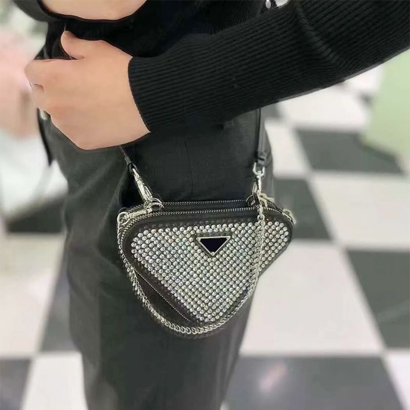 Triangles Design Handbag Designers Bags Luxurys Woman Shoulder Bag Chains Temperament Versatile Messenger Bag Letters Clasp Small Squarebag Wallet Very Nice, Green+box
Triangles Design Handbag Designers Bags Luxurys Woman Shoulder Bag Chains Temperament Versatile Messenger Bag Letters Clasp Small Squarebag Wallet Very Nice, Green+box