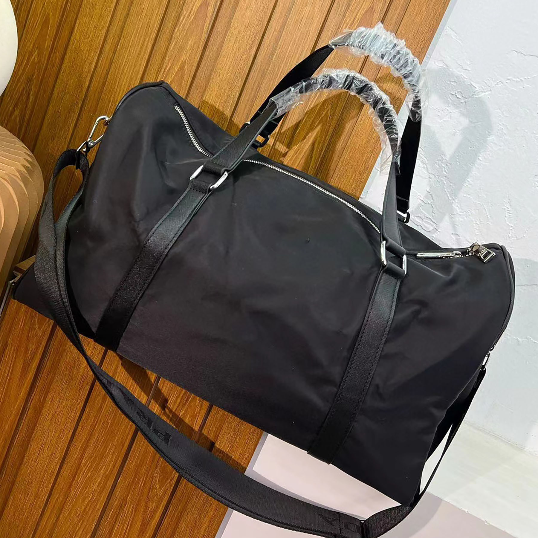 Re-nylon Saffiano Leather Duffel Bag Fashion High Quality Luxury Men Luggage Gentleman Commerce Travel Bags Nylon Handbags Large Capacity Holdall Carry On Luggages
Re-nylon Saffiano Leather Duffel Bag Fashion High Quality Luxury Men Luggage Gentleman Commerce Travel Bags Nylon Handbags Large Capacity Holdall Carry On Luggages
