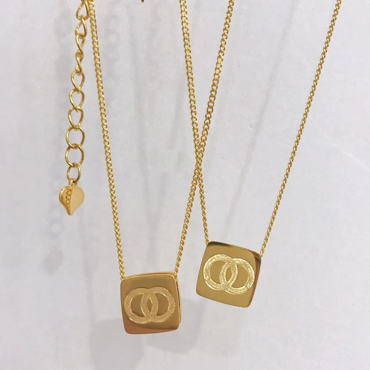 Classic high-end customized jewelry Arc de Triomphe geometric full diamond inlaid block pendant collarbone necklace
Classic high-end customized jewelry Arc de Triomphe geometric full diamond inlaid block pendant collarbone necklace