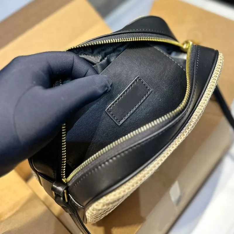2023 Camera Bag Women Shoulder Bags Crossbody Purse Fashion Handbag Gold Hardware Letter Tassel Decoration Adjustable Leather Shoulder Strap Zipper Open
2023 Camera Bag Women Shoulder Bags Crossbody Purse Fashion Handbag Gold Hardware Letter Tassel Decoration Adjustable Leather Shoulder Strap Zipper Open