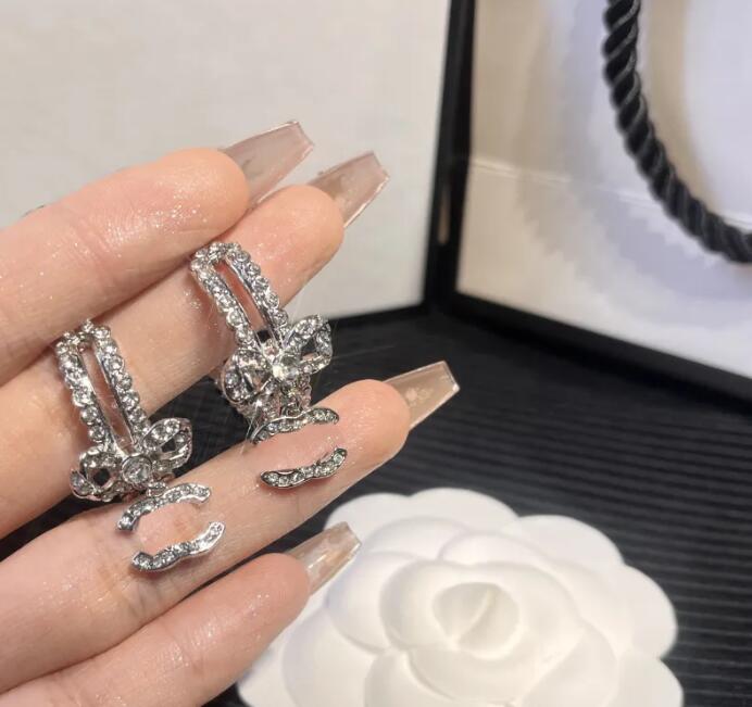 Top Quality Stainless Steel Women Designer Stud Classic Style Luxury Style Pendant Love Couple Earrings For Lady Party Wedding Hoop A838
Top Quality Stainless Steel Women Designer Stud Classic Style Luxury Style Pendant Love Couple Earrings For Lady Party Wedding Hoop A838