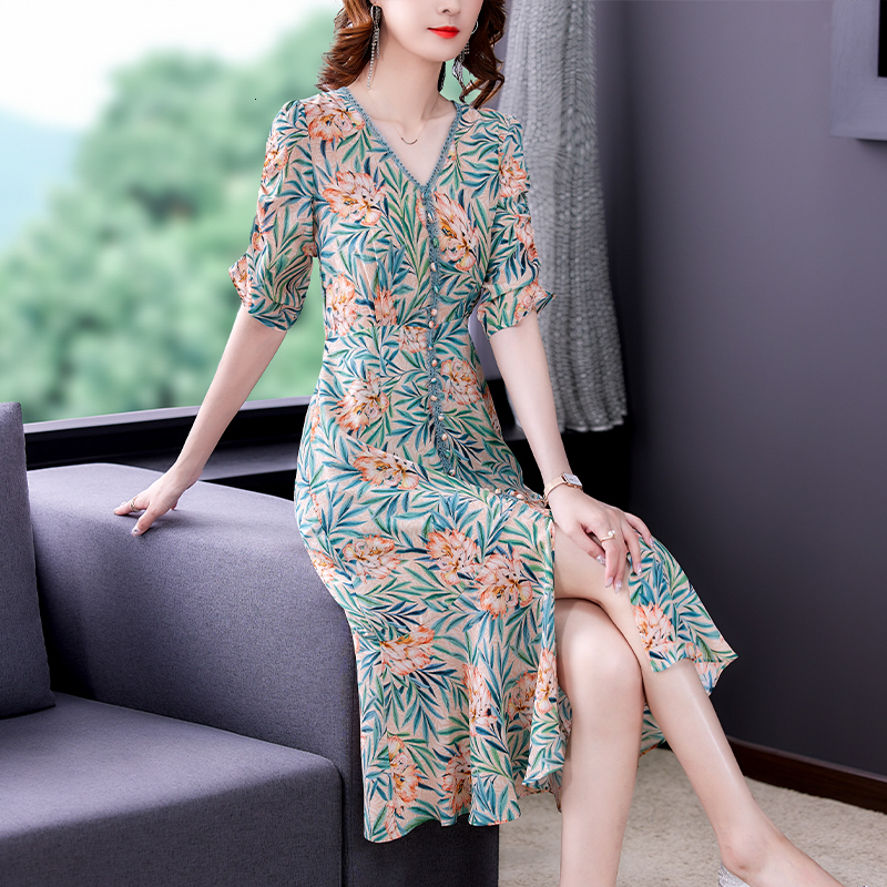 Casual Dresses Vintage Casual Print Chiffon Beach Dress Summer Red Floral Natural Silk Midi Dresses Women Elegant Bodycon Party Vestidos 230316
Casual Dresses Vintage Casual Print Chiffon Beach Dress Summer Red Floral Natural Silk Midi Dresses Women Elegant Bodycon Party Vestidos 230316