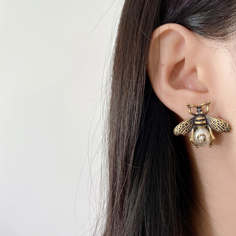 2023 NEW Vintage Pearl G Letter Bee Stud Earrings European and American Luxury Earring For Women designer Jewelry Fashion Brand Party Gift Whoelsale
2023 NEW Vintage Pearl G Letter Bee Stud Earrings European and American Luxury Earring For Women designer Jewelry Fashion Brand Party Gift Whoelsale