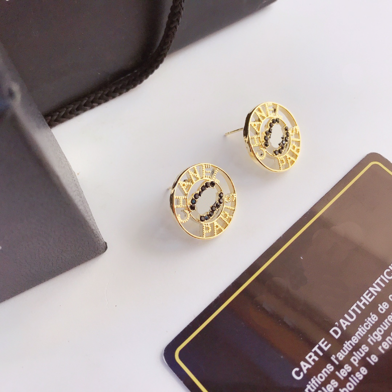 Designer Letter Stud Earring Spring Brand Earrings 18K Gold Plated Romantic Women Love Earrings Fashion Versatile Jewelry Popular Family Gifts Accessories
Designer Letter Stud Earring Spring Brand Earrings 18K Gold Plated Romantic Women Love Earrings Fashion Versatile Jewelry Popular Family Gifts Accessories