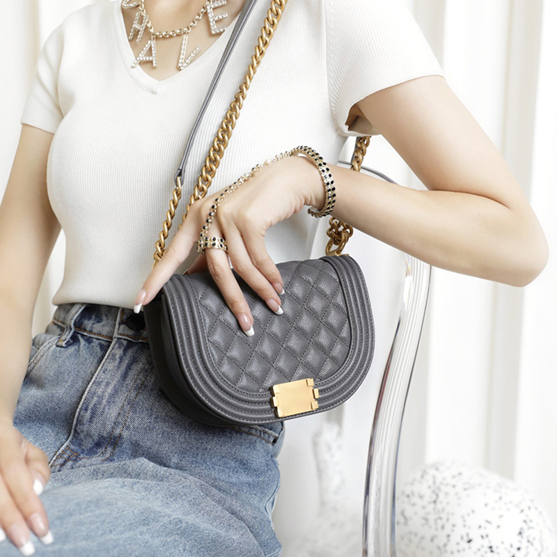 Designer Underarm Bags AS3350 Genuine leather Chain HandBag 18CM High Imitation Luxury Flap Bag With Box ZC008
Designer Underarm Bags AS3350 Genuine leather Chain HandBag 18CM High Imitation Luxury Flap Bag With Box ZC008