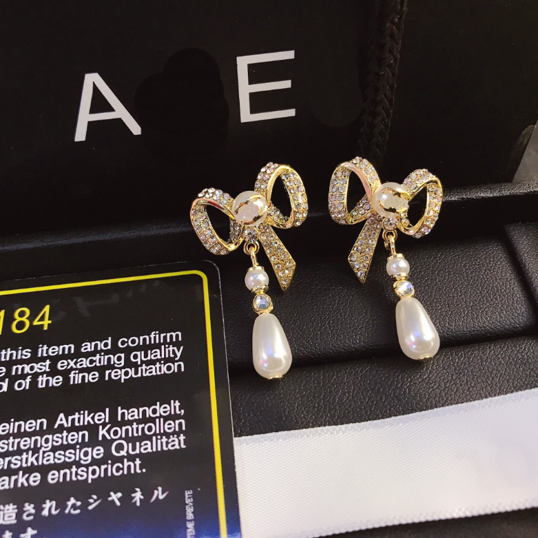 Designer Love Earring Women Stud Charm Stamp Pearl Bow Earrings Luxury Jewelry Gift Earrings 18k Gold Plated European Luxury Brand Celtic Princess Accessories
Designer Love Earring Women Stud Charm Stamp Pearl Bow Earrings Luxury Jewelry Gift Earrings 18k Gold Plated European Luxury Brand Celtic Princess Accessories