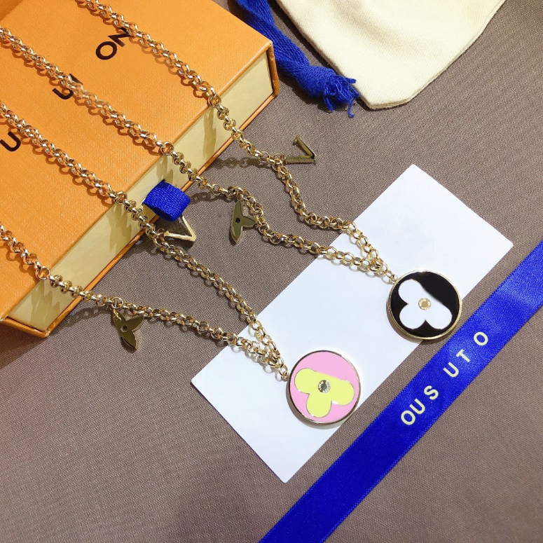 Luxury Multicolor Necklaces Delicate Design Floral Pendant Necklace Fashion Pink White Long Chain Selected Women Designer Jewelry Accessories Love Gift Winter
Luxury Multicolor Necklaces Delicate Design Floral Pendant Necklace Fashion Pink White Long Chain Selected Women Designer Jewelry Accessories Love Gift Winter