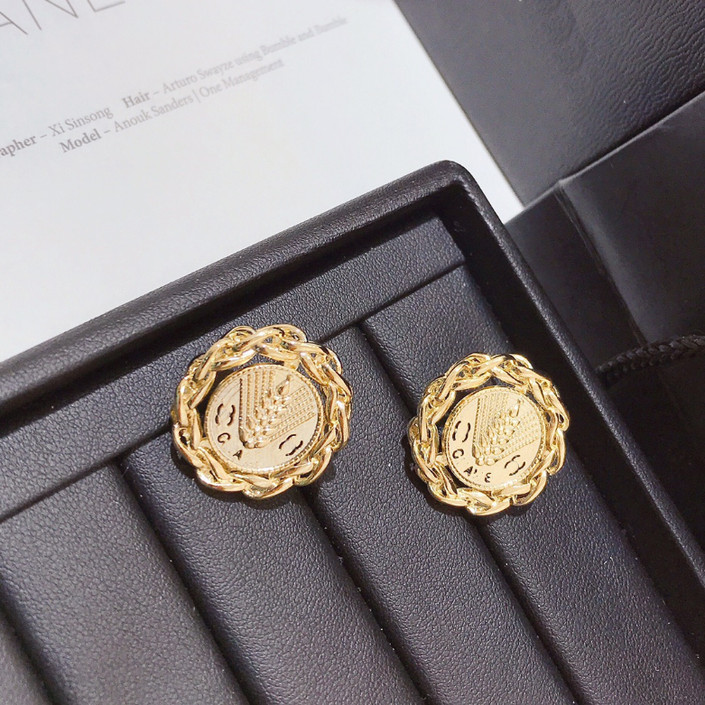 18k Gold Earring Stud Designer Love Stamp Earrings European Luxury Jewelry Earring Romantic Couple Accessories Fashion Versatile Exquisite Design Gifts Family
18k Gold Earring Stud Designer Love Stamp Earrings European Luxury Jewelry Earring Romantic Couple Accessories Fashion Versatile Exquisite Design Gifts Family