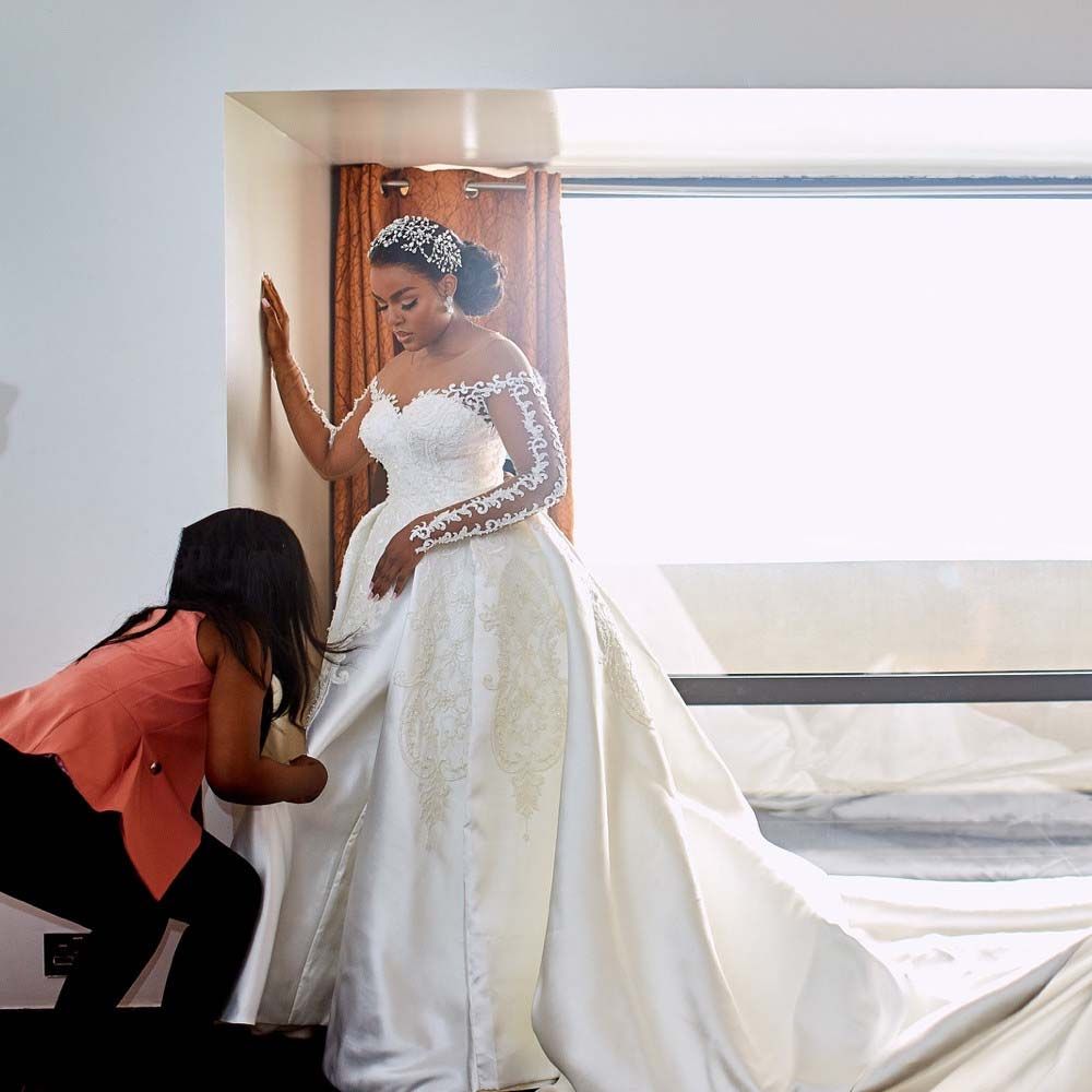 Wedding Dresses A Line Bridal Gowns Jewel Neck Illusion Lace Appliqued Long Sleeves Overskirts Cathedral Train Custom Robe De Mariee Open Back Ball Go