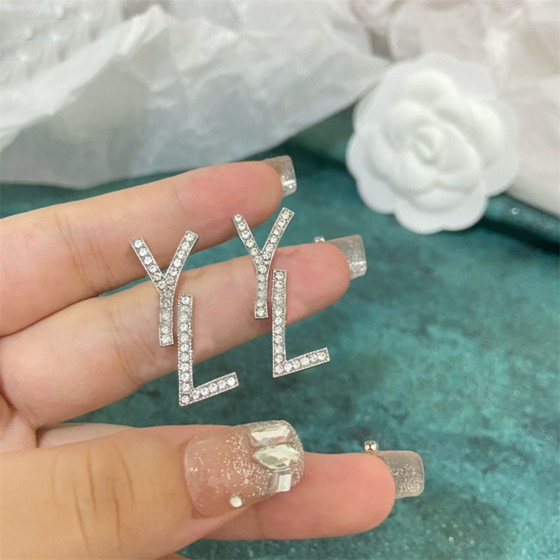 Popular stud earrings designer for women ohrringe letters metal luxurious engagement earing bride party girlfriend fashion diamond earring jewlery ZB033 F23
Popular stud earrings designer for women ohrringe letters metal luxurious engagement earing bride party girlfriend fashion diamond earring jewlery ZB033 F23