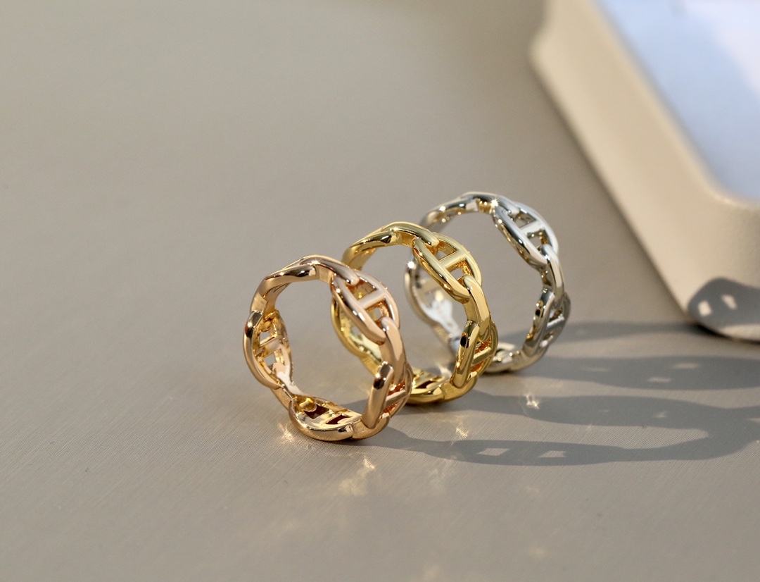 Designers rings fashion creative jewelry enamel for women man letter ring woman party wedding lovers gift
Designers rings fashion creative jewelry enamel for women man letter ring woman party wedding lovers gift