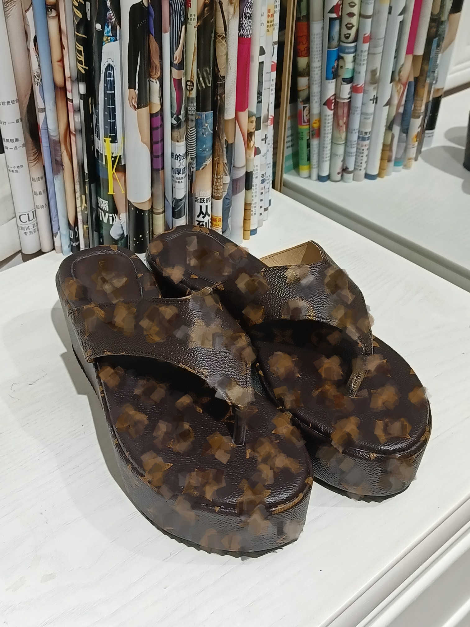 2023 Luxurys Designers Sandals for women Classic brown flowers print slides flats leather rubber Platform high heel thong Flip Flops Beach Shoes Loafers slippers, Xy328-5
2023 Luxurys Designers Sandals for women Classic brown flowers print slides flats leather rubber Platform high heel thong Flip Flops Beach Shoes Loafers slippers, Xy328-5