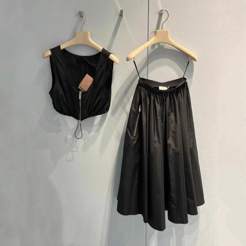 Women Black Two Pieces Dress Short Top and A Long Pleated Skirt Fashion Bodycon Dresses Set New Designed Summer Clothes
Women Black Two Pieces Dress Short Top and A Long Pleated Skirt Fashion Bodycon Dresses Set New Designed Summer Clothes