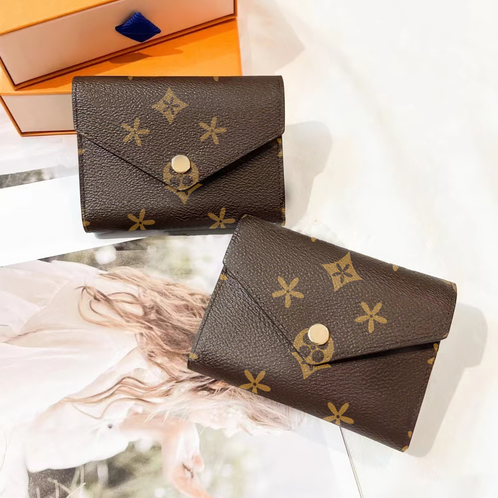 Luxury Designer Women Men Key wallet M41938 victorine Pouch Purses CardHolder Coin purse Classic and retro Real leather Card Holders Zipper card slot Wallets, Mon0gram fuchsia buckle
Luxury Designer Women Men Key wallet M41938 victorine Pouch Purses CardHolder Coin purse Classic and retro Real leather Card Holders Zipper card slot Wallets, Mon0gram fuchsia buckle