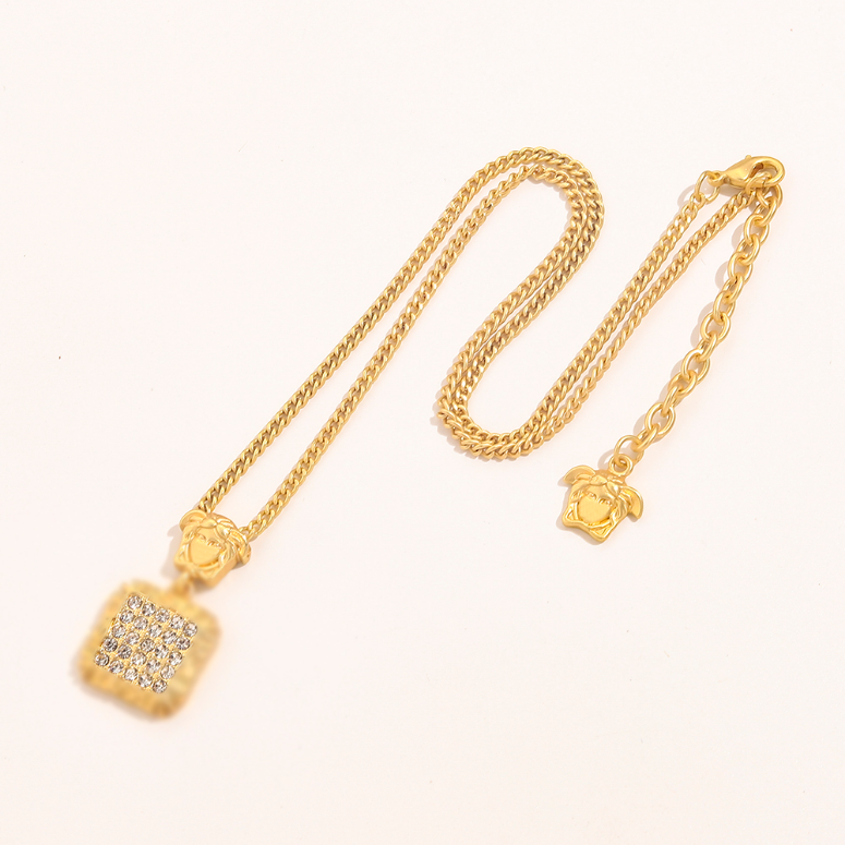 Fashion Women Necklaces 18K Gold Stainless Steel Necklace Designer Necklaces Choker Letter Pendant Chain Crystal Wedding Jewelry Gift ZG1561
Fashion Women Necklaces 18K Gold Stainless Steel Necklace Designer Necklaces Choker Letter Pendant Chain Crystal Wedding Jewelry Gift ZG1561