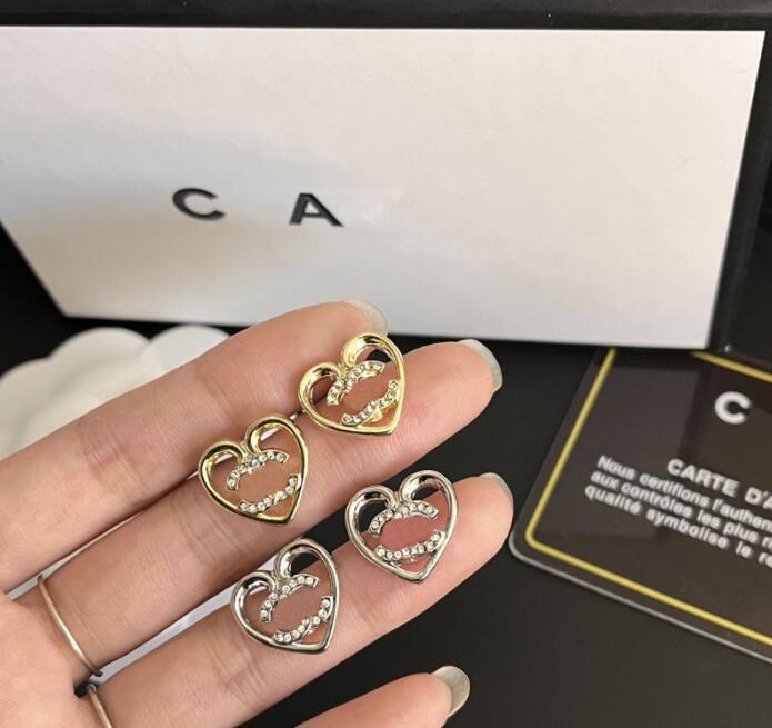 Luxury Brand Women Earrings Designers Letter Ear Stud Gold Silver Plated Geometric Earring for Wedding Party Jewerlry Accessories A866
Luxury Brand Women Earrings Designers Letter Ear Stud Gold Silver Plated Geometric Earring for Wedding Party Jewerlry Accessories A866