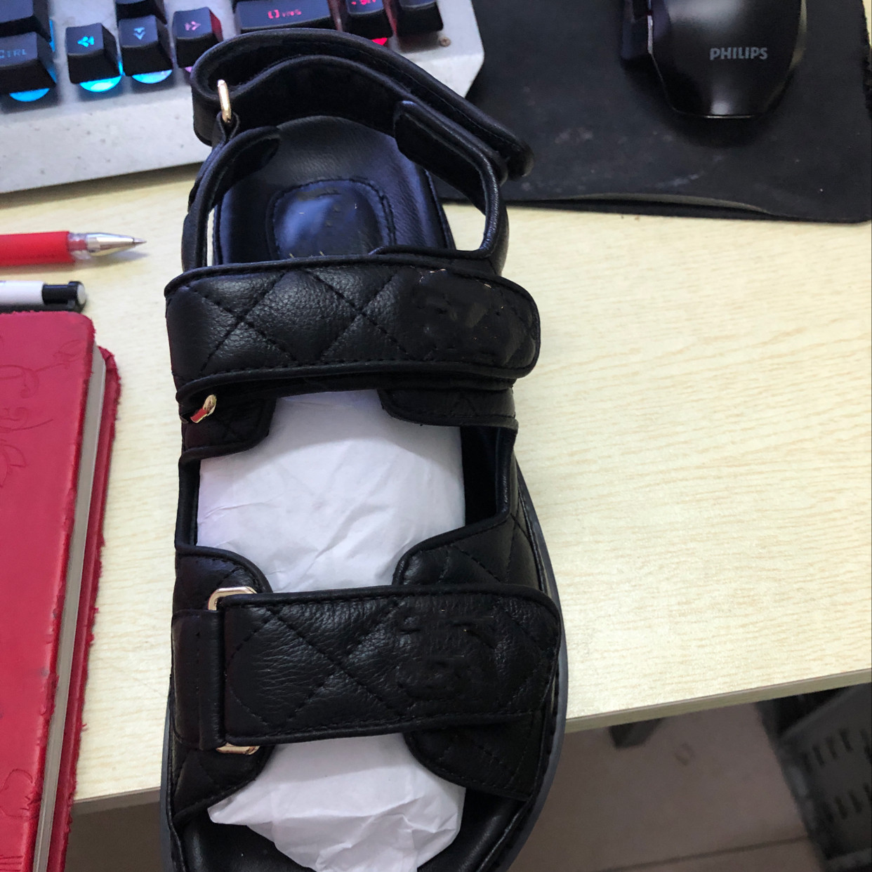 2023 luxury sandals women slipper men slides leather sandal womens Hook & Loop casual shoes 35-42 with box and dust bag, Color 3
2023 luxury sandals women slipper men slides leather sandal womens Hook & Loop casual shoes 35-42 with box and dust bag, Color 3