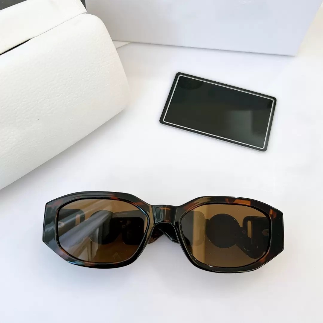 2023 Unisex 4361GB1/87 53mm square Sunglasses Black-Gold / Grey Lens Designer Goggle Beach Sun Glasses Retro Small Frame Luxury Design UV400 Top Quality With Box
2023 Unisex 4361GB1/87 53mm square Sunglasses Black-Gold / Grey Lens Designer Goggle Beach Sun Glasses Retro Small Frame Luxury Design UV400 Top Quality With Box