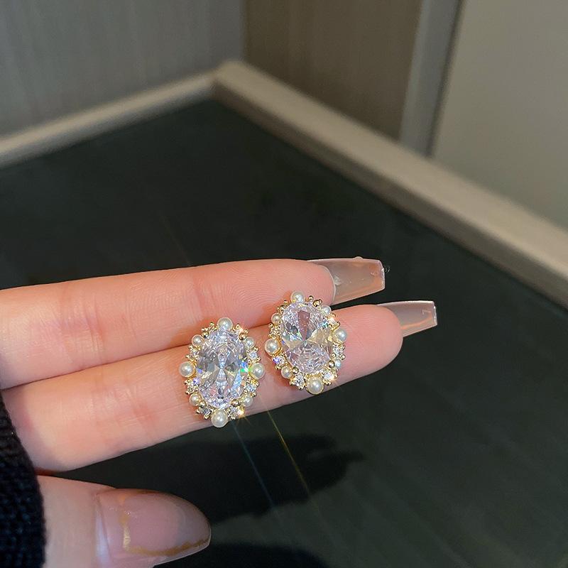 Stud Earrings Electroplated Real Gold Pearl Micro-inlaid Zircon Oval With Japanese And Korean High Sense Of Light Luxury EarringsStud
Stud Earrings Electroplated Real Gold Pearl Micro-inlaid Zircon Oval With Japanese And Korean High Sense Of Light Luxury EarringsStud