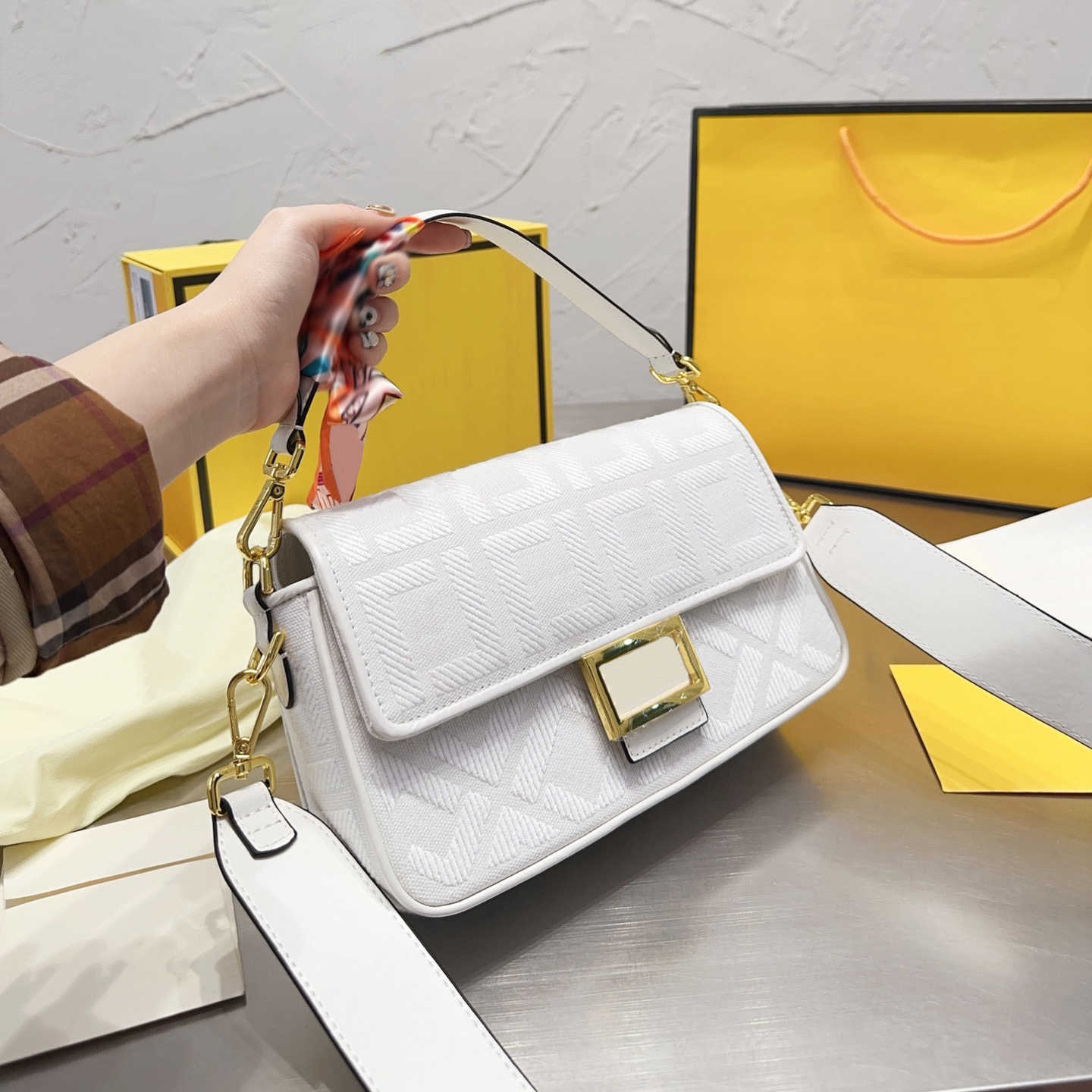 Hot designer bag handbags luxury F Letter crossbody bags shoulder bag Women designer handbag classic pattern womens Fashion cross body, Fcf01 26x19cm
Hot designer bag handbags luxury F Letter crossbody bags shoulder bag Women designer handbag classic pattern womens Fashion cross body, Fcf01 26x19cm