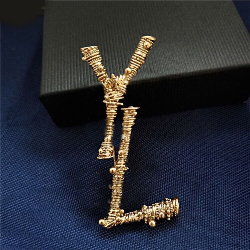 Classic designer brooch brass letters pins geometric brasses clothing beautiful dress hats accessories party couples men suit brooches female classic ZB042 E23
Classic designer brooch brass letters pins geometric brasses clothing beautiful dress hats accessories party couples men suit brooches female classic ZB042 E23