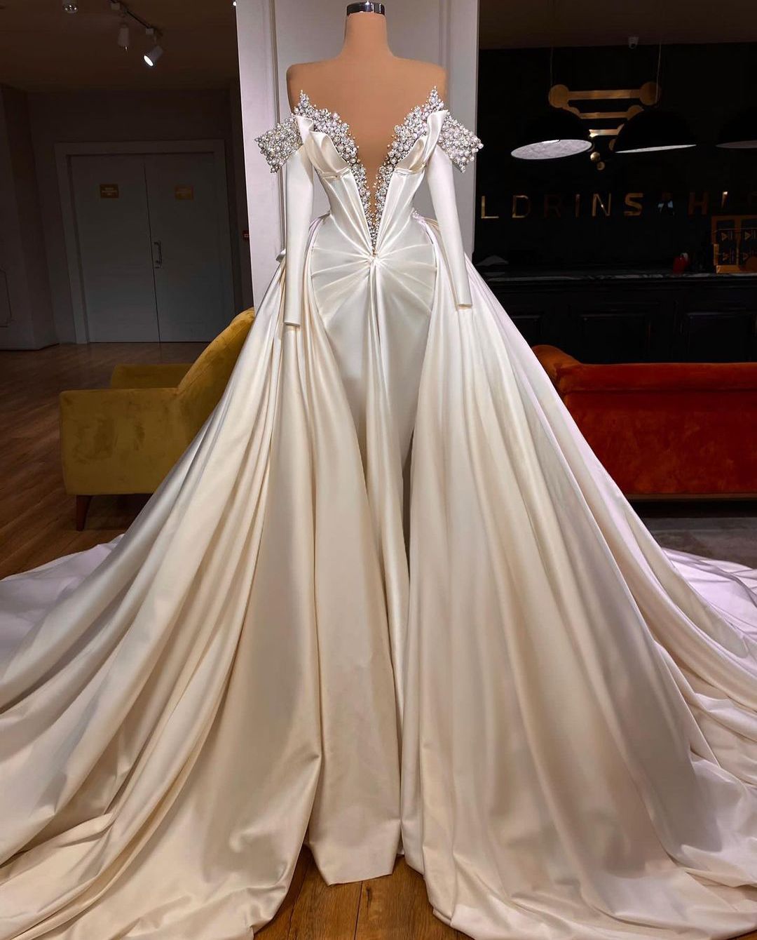 Elegant Mermaid Wedding Dresses Long Sleeves V Neck Satin Pearls Beaded Sequins Appliques Diamonds Detachable Train Bridal Gowns Plus Size Vestido de novia Custom, Dark green
Elegant Mermaid Wedding Dresses Long Sleeves V Neck Satin Pearls Beaded Sequins Appliques Diamonds Detachable Train Bridal Gowns Plus Size Vestido de novia Custom, Dark green