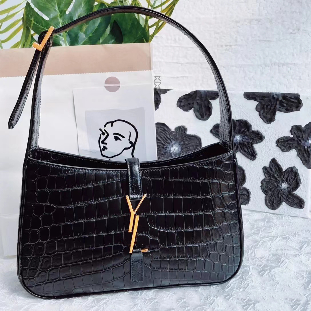 2023 new Le 5a7 Underarm bag shoulder bag designer bag handbag Alligator leather High quality Crossbody bag Heart-shaped decoration saints, Y3
2023 new Le 5a7 Underarm bag shoulder bag designer bag handbag Alligator leather High quality Crossbody bag Heart-shaped decoration saints, Y3