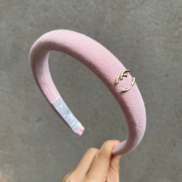 Luxury Designer Headbands Womens Solid Color Brand Vintage Knitted Hairband Fashion Korean Autumn Sport Wide Edge Turban Headwraps For Hat Accessories Gifts, Pink
Luxury Designer Headbands Womens Solid Color Brand Vintage Knitted Hairband Fashion Korean Autumn Sport Wide Edge Turban Headwraps For Hat Accessories Gifts, Pink