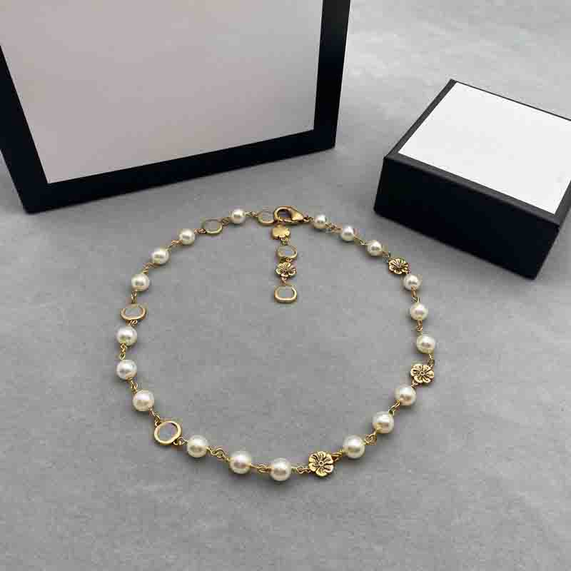 Women Chains Necklace Designer Jewelry Womens Necklaces With Pearl Gold Chain New Letters Flower Accessories Designers Ladies Retro 2303177F
Women Chains Necklace Designer Jewelry Womens Necklaces With Pearl Gold Chain New Letters Flower Accessories Designers Ladies Retro 2303177F