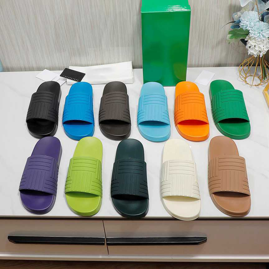 2023 Designer classic senior sense slippers men women outer wear flat non-slip comfortable beach shoes summer fashion show white green woven sandals home
2023 Designer classic senior sense slippers men women outer wear flat non-slip comfortable beach shoes summer fashion show white green woven sandals home