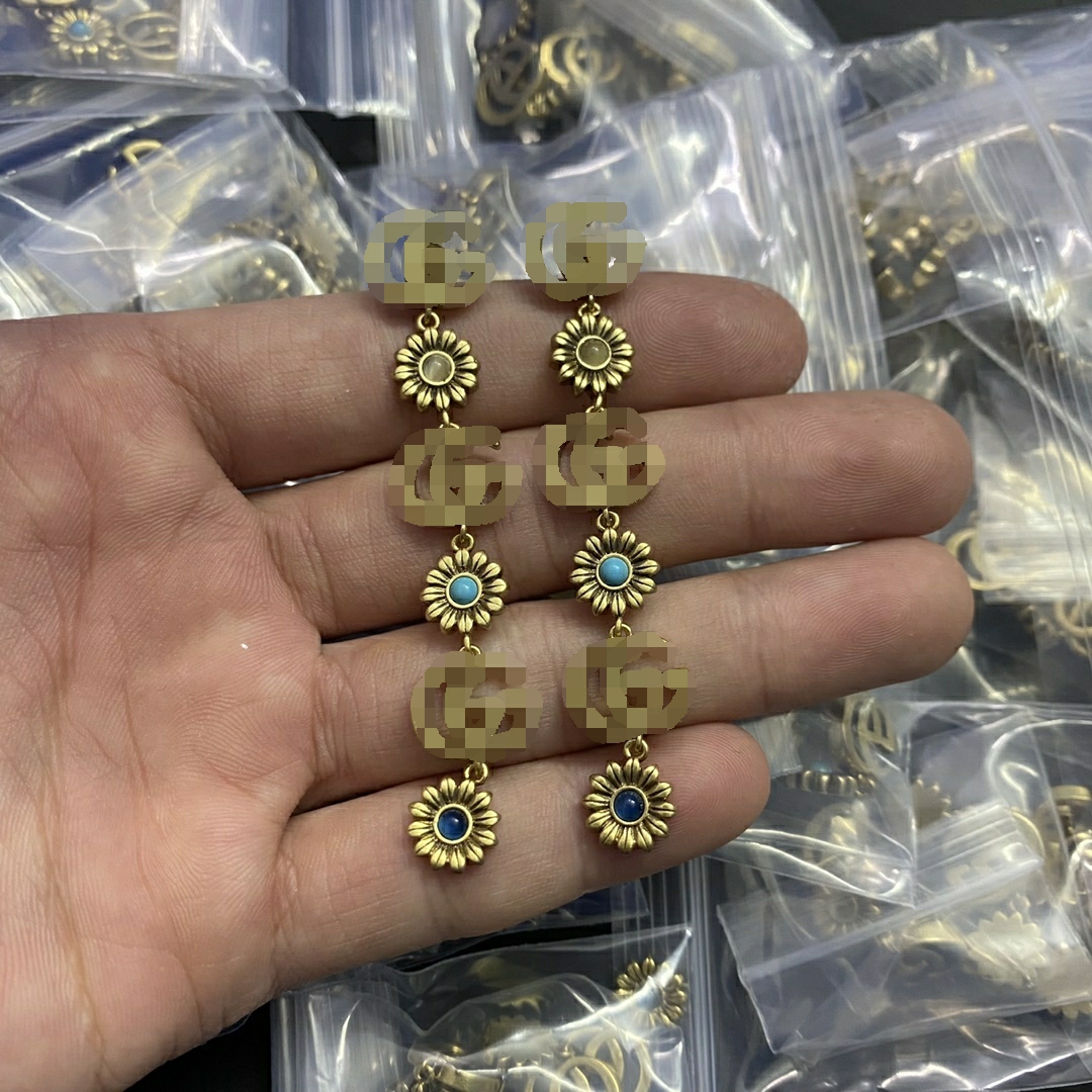 Luxury Gold Stud Earrings Designer For Women Hoop Earrings Stud Letter Earrings Jewelry With Box Set Valentine Day Gift Engagement GE-0113
Luxury Gold Stud Earrings Designer For Women Hoop Earrings Stud Letter Earrings Jewelry With Box Set Valentine Day Gift Engagement GE-0113