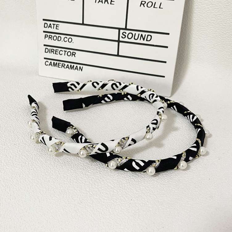 Japanese Simple Design MIU Hair Hoop Fashion Designer Head Scar Popular Brand Hair Clip High Sense Fabric Headwear Hand Braided Braid Headband Romantic Woman Gifts, Black
Japanese Simple Design MIU Hair Hoop Fashion Designer Head Scar Popular Brand Hair Clip High Sense Fabric Headwear Hand Braided Braid Headband Romantic Woman Gifts, Black