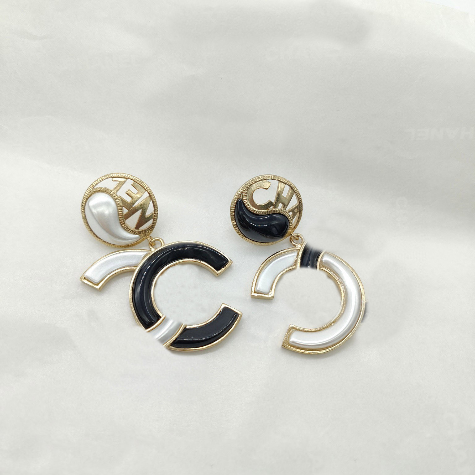2023 Luxury quality Charm drop earring dangle with black and white hollow design in 18k gold plated have box stamp PS7647A
2023 Luxury quality Charm drop earring dangle with black and white hollow design in 18k gold plated have box stamp PS7647A