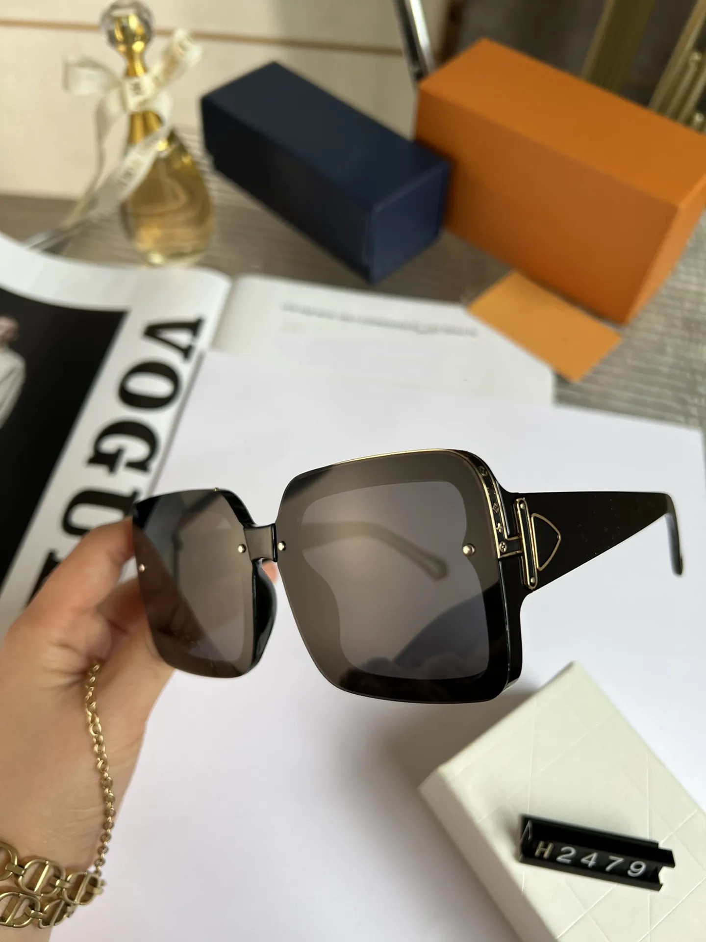 Luxury MILLIONAIRE Sunglasses sunglass full frame Vintage designer sunglasses for women men Shiny Gold Hot sell Gold plated Top 2479
Luxury MILLIONAIRE Sunglasses sunglass full frame Vintage designer sunglasses for women men Shiny Gold Hot sell Gold plated Top 2479