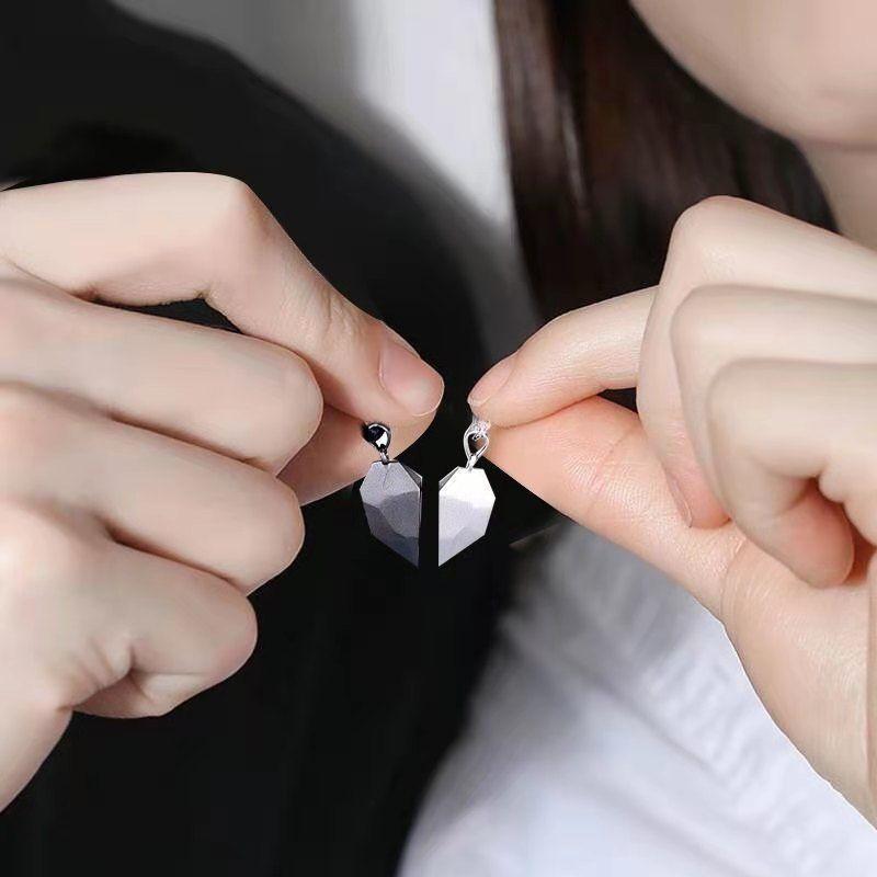 Pendant Necklaces 2pcs Wishing Stone Magnetic Couple For Women Men Lovers Attractive Heart Magnet Necklace
Pendant Necklaces 2pcs Wishing Stone Magnetic Couple For Women Men Lovers Attractive Heart Magnet Necklace
