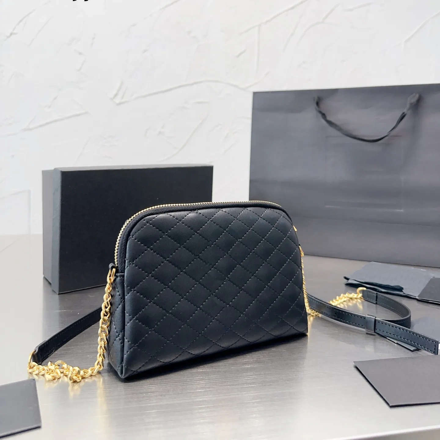 Designer Bags Fashion Mini Shell Bag designer bags Large Capacity Tote handbags Women Shopping Classic Shoulder bags Lady Purse, Black
Designer Bags Fashion Mini Shell Bag designer bags Large Capacity Tote handbags Women Shopping Classic Shoulder bags Lady Purse, Black