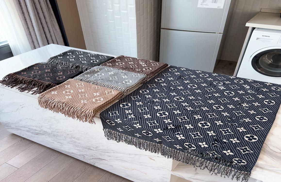 23ss 5color Women Letter Cashmere Scarves Fashion Brand Desinger Monogram Wool Scarf Pashminas Winter Long Shawls Thicken Keep War2035447
23ss 5color Women Letter Cashmere Scarves Fashion Brand Desinger Monogram Wool Scarf Pashminas Winter Long Shawls Thicken Keep War2035447