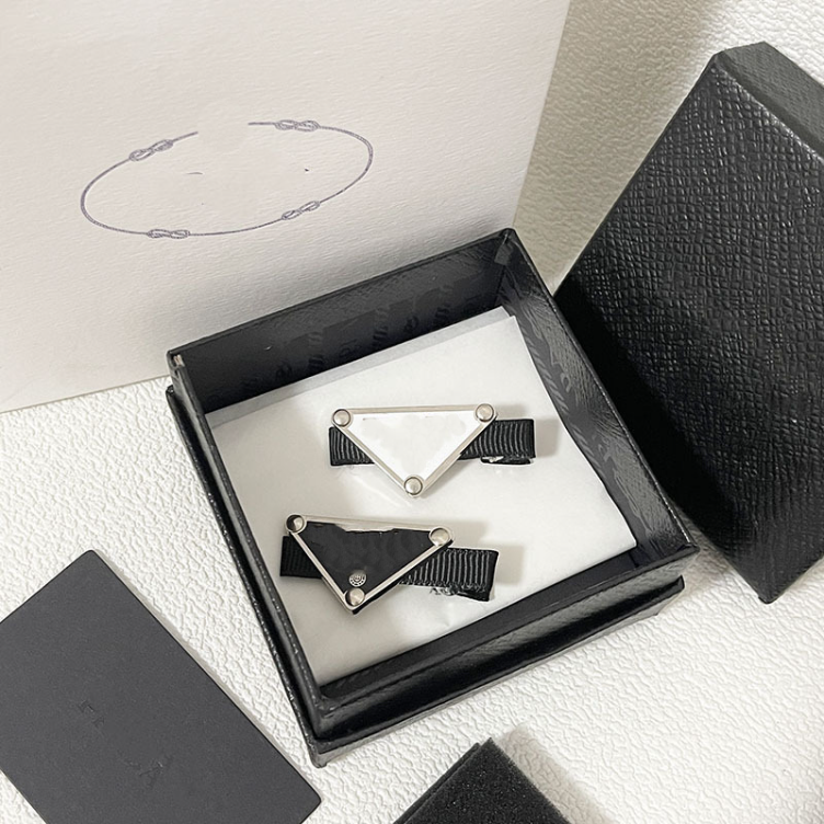 High Sense P Brand Inverted Triangle Logo Hair Clip Fashion Designer Hairpin European And American Star Headwear Popular Gifts For Women Lovers, Black
High Sense P Brand Inverted Triangle Logo Hair Clip Fashion Designer Hairpin European And American Star Headwear Popular Gifts For Women Lovers, Black