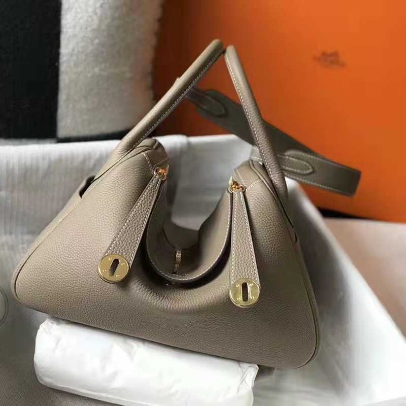Lindys women's handbag H ermes 2023 new bag mini doctor bag 26 calf leather real leather gold one-shoulder portable bag, Elephant gray
Lindys women's handbag H ermes 2023 new bag mini doctor bag 26 calf leather real leather gold one-shoulder portable bag, Elephant gray