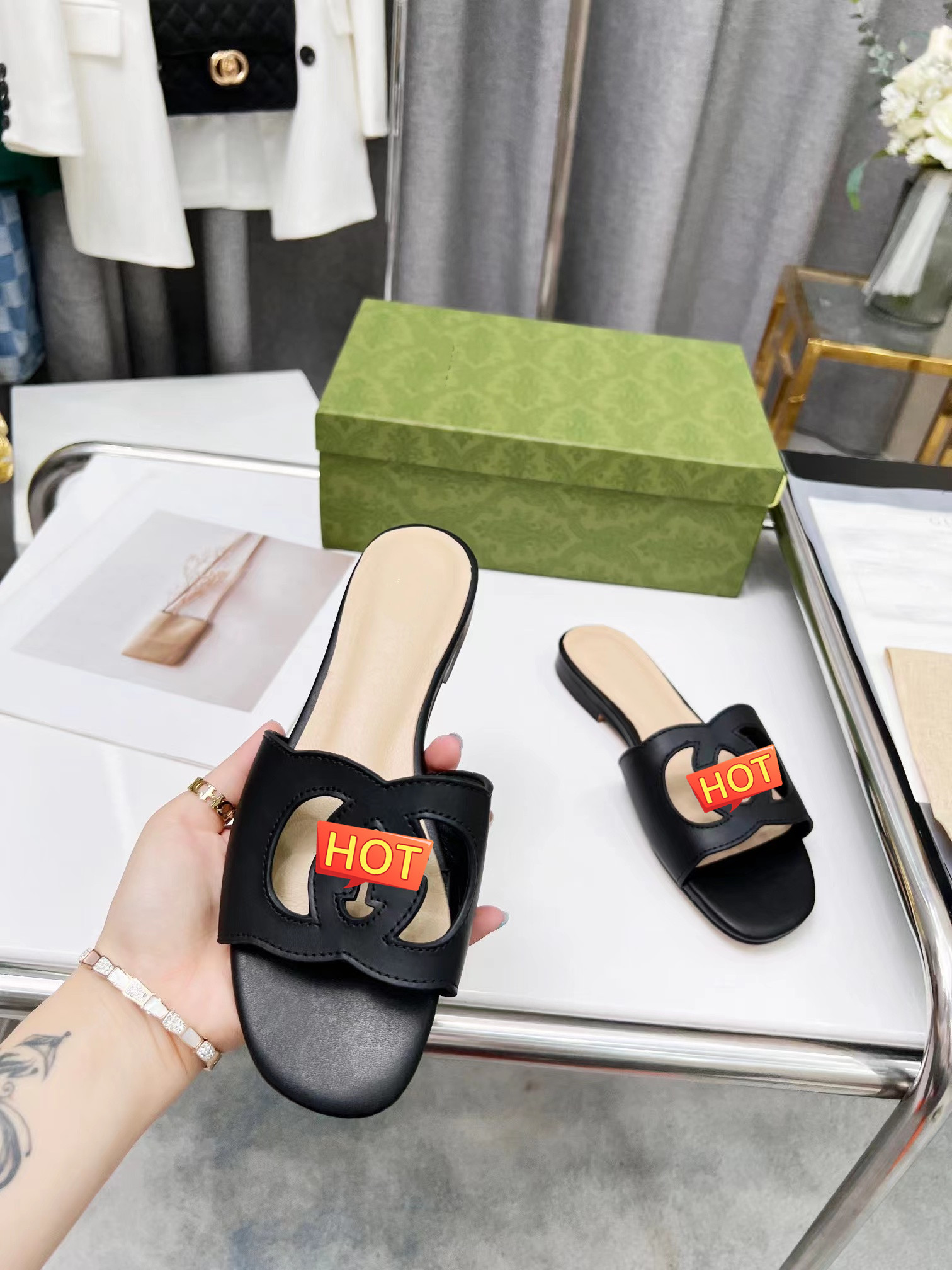 22ss Quality Women's Interlocking Sandals Shoes Cut-out Slide Flats Lady Slip On Slippers Fashion Summer White Black Green Flip Flops Sandalias, Dark green
22ss Quality Women's Interlocking Sandals Shoes Cut-out Slide Flats Lady Slip On Slippers Fashion Summer White Black Green Flip Flops Sandalias, Dark green