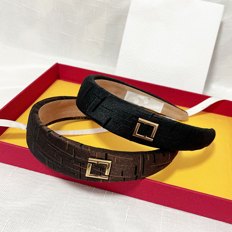 Vintage High Quality Leather Headband Letters Print Wide Edge Brand Designer Hair Hoop for Women Outdoor Sports Headwear Accessories
Vintage High Quality Leather Headband Letters Print Wide Edge Brand Designer Hair Hoop for Women Outdoor Sports Headwear Accessories