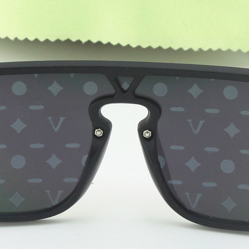 Sunglasses New Square Fashion Sunglasses for Men Women Black Frame Silver Mirror Flower Letter Lens Driving Brand Sun glasses Outdoor Sports Eyewear With Box
Sunglasses New Square Fashion Sunglasses for Men Women Black Frame Silver Mirror Flower Letter Lens Driving Brand Sun glasses Outdoor Sports Eyewear With Box