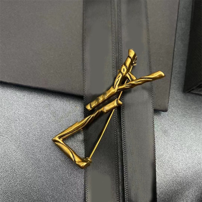 Rhinestone inlay clothing sweaters womens designer brooch alloy large letter shape charming pin street hip hop elegant lady coat brooches designers gifts ZB041 E23
Rhinestone inlay clothing sweaters womens designer brooch alloy large letter shape charming pin street hip hop elegant lady coat brooches designers gifts ZB041 E23